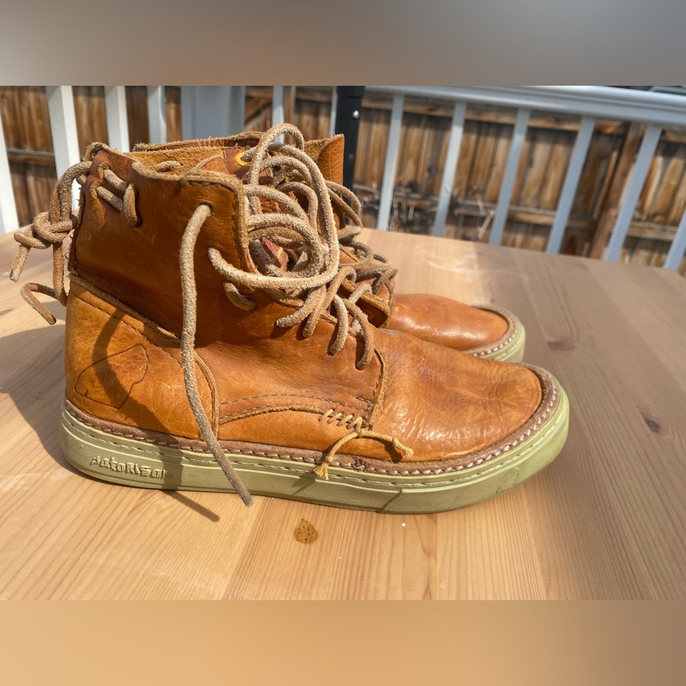 Santorisan all leather sneaker boot size 6
